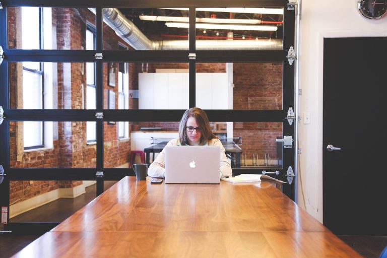 Freelancer bekerja dengan laptop