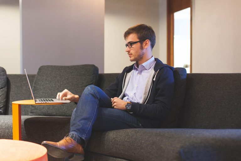 Freelancer bekerja dengan laptop di ruang coworking