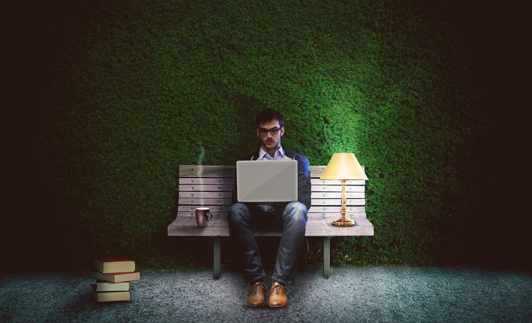 Freelancer mengerjakan proposal di laptop