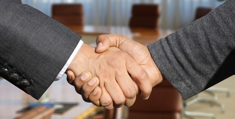 Kesepakatan kerja sama freelance melalui jabat tangan