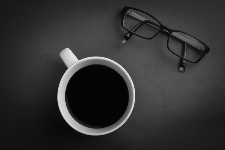Mikro-istirahat dengan kopi di meja kerja