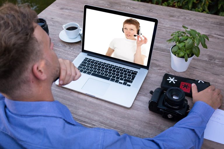 Video call dengan klien dari rumah