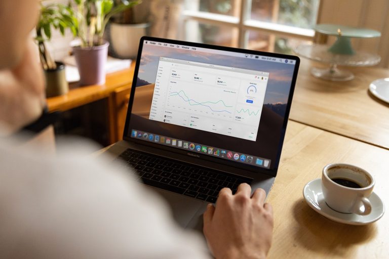 Freelancer bekerja dengan laptop di kafe