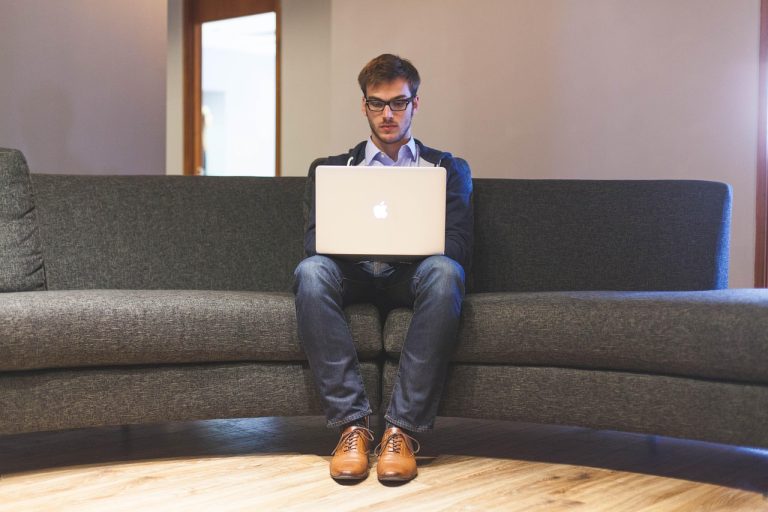 Freelancer bekerja dengan laptop mencari klien pertama