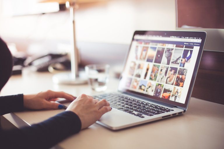 Perempuan bekerja di home office membandingkan pilihan freelance