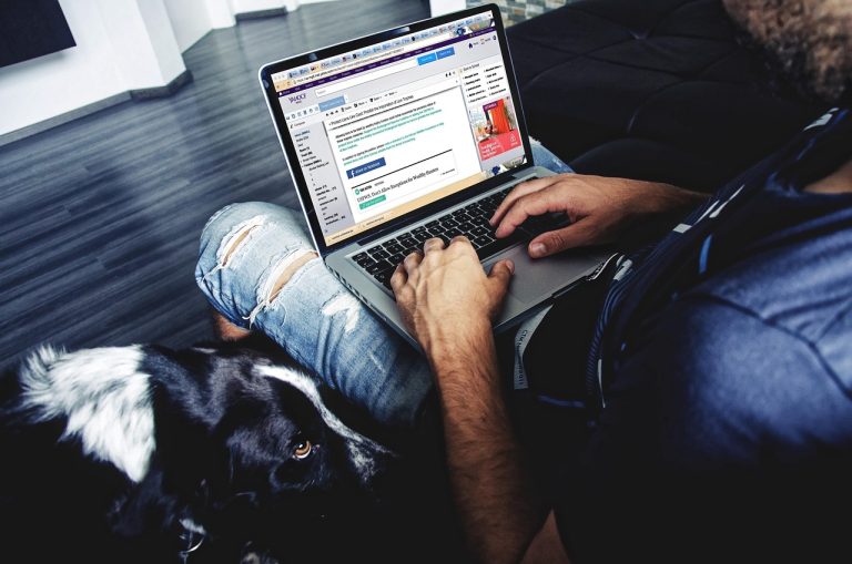 Seseorang menulis email kerja melalui laptop