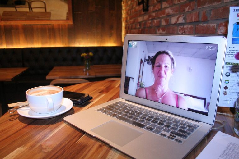 Rapat video call tim remote lintas zona waktu