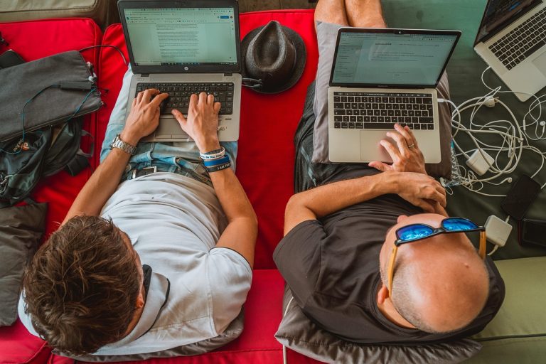 Freelancer bekerja dengan laptop di kafe, kerja remote fleksibel
