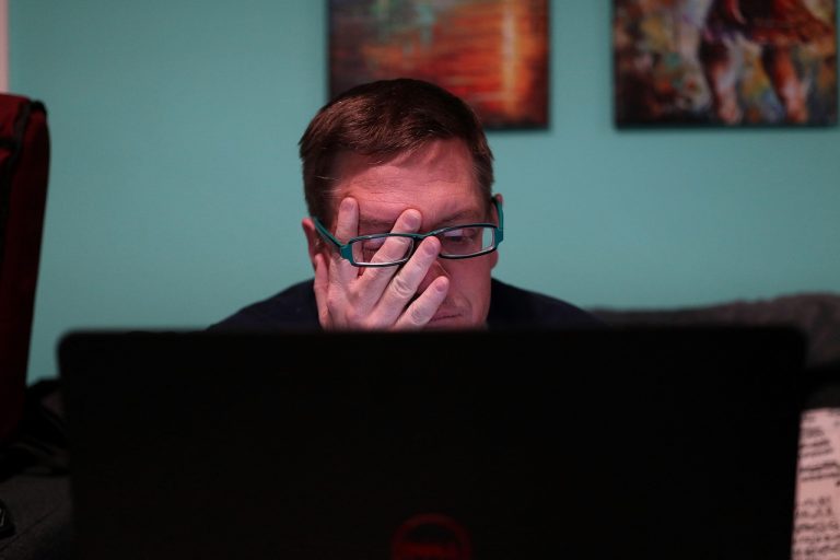 Burnout saat Kerja Remote: 7 Tanda Awal dan Cara Pulih secara Bertahap
