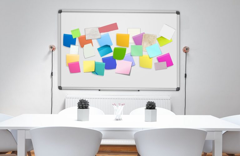Papan kanban dengan sticky notes untuk perencanaan proyek