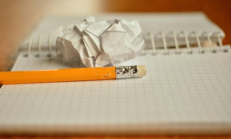 Mencatat daftar pertanyaan sebelum menerima proyek freelance