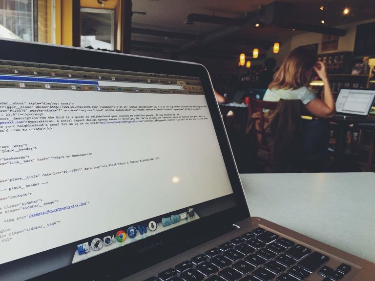 Freelancer bekerja menyusun portofolio di laptop