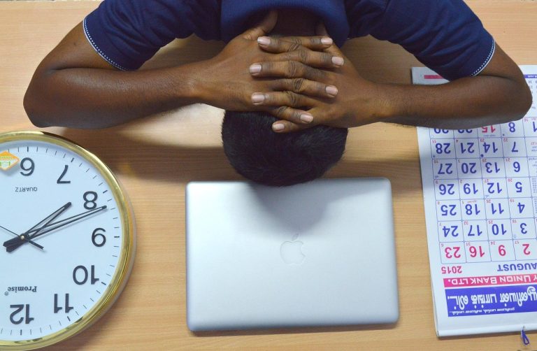 Manajemen waktu dengan time blocking di meja kerja