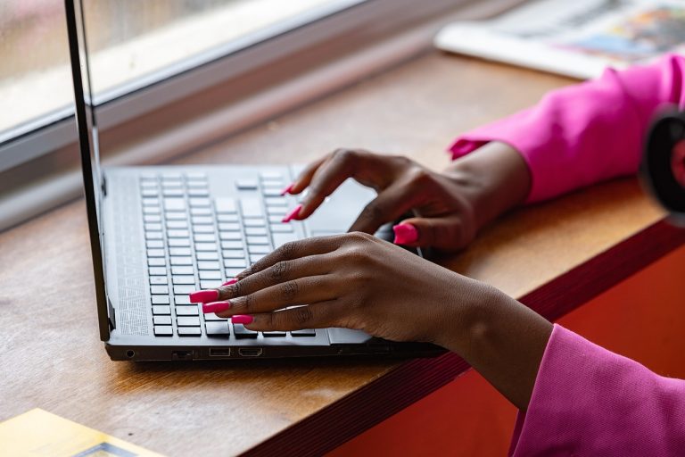 Freelancer bekerja remote dengan laptop dari rumah